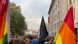 V Bratislave sa pochodovalo za LGBTI+ komunitu: Z pódia padali ostré odkazy politikom aj ospravedlnenia