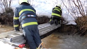 Zalesnený svah sa podmáčaním dostal do pohybu. Dedina je ohrozená