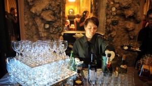 Barmanku prepadli a narazili o stenu, ostala v šoku