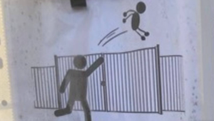 Netradičná doba si vyžaduje netradičné riešenia: Ceduľa pred bránou školy vyzýva rodičov aby nehádzali deti cez plot