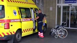 Záchranári pomáhajú pacientom v ťažkých chvíľach. Často sú im odplatou kopance a údery