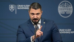 Na šéfa SIS Gašpara sa sťažujú nielen opoziční poslanci, ale aj jeho nespokojní podriadení