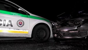 Najprv naháňačka s políciou a potom útek z nemocnice. Muž sa nakoniec sám prihlásil na policajnej stanici