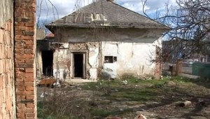 Obyvatelia Lučenca sú zúfalí, z rodinného domu sa šíri neznesiteľný zápach