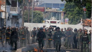 Venezuelská armáda zahnala kamióny s humanitárnou pomocou