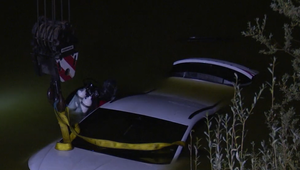 Namiesto spiatočky zaradil jednotku: Muž s autom skončil v rybníku