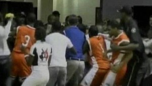 Obrovská bitka na basketbale zamestnala políciu