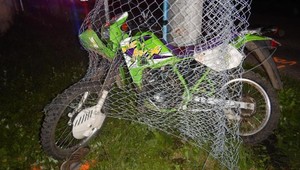 Tínedžer riadil motorku bez vodičského preukazu. Rýchlu jazdu nezvládol