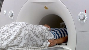 Prečo na magnetickej rezonancii nesmiete mať nič kovové? Rádiológ: Aj zväzok kľúčov by vás mohol vážne zraniť