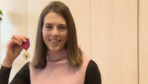 Vymenila lyže za lodičky a prevzala si pamätnú medailu. Vlhovú ocenil minister obrany