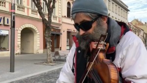 Známy hudobník sa zmenil na nepoznanie a zábava deti na ulici. Uhádnete, KTO sa skrýva za maskou?
