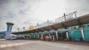 Chcel natankovať do lietadla, nabúral doň. Nafúkal skoro tri promile