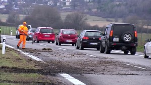 Strelila mu pneumatika a on sa mohol len modliť. Odnieslo si to auto aj betónové bloky