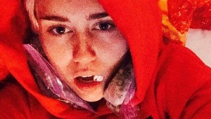 Miley Cyrus prišla o päť zubov! Krvavý masaker si hrdo odfotila!