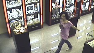 Zlodejka šperkov nerátala s kamerou. Nepoznáte ju?