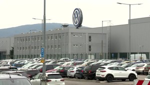 Najväčší zamestnávateľ na Slovensku zastavuje výrobu, chýbajú súčiastky z Ukrajiny