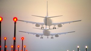 Cestujúci chcel v lietadle miesto pri okne. Stewardi mu ho nakreslili