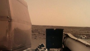 Úspešná operácia NASA. Sonda po pristáti na Marse otvorila panely