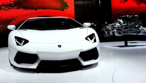 Luxusné auto narazilo do steny, zlomilo sa na dve časti