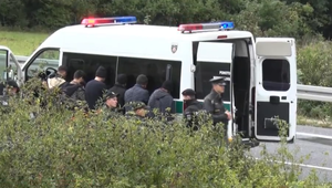 Policajti zadržali 23 nelegálnych migrantov. Okoloidúci vodiči si všimli, že naskákali do dodávky