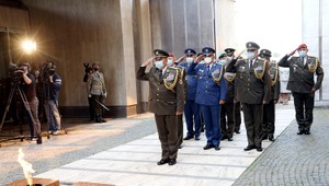August 1944 je varovaním. Sloboda sa ťažko nadobúda, no ľahko stráca. Oslavy narušili demonštranti