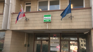 Obvinila muža, ktorý pred budovou mestskej polície bil a škrtil ženu