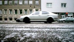 Meteorológovia varujú pred poľadovicou. Vodiči, zvýšte opatrnosť na cestách!