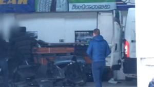 Razia polície v garáži. Luxusné auto našli rozpílené a rozobraté na súčiastky