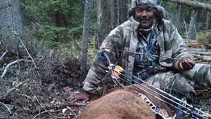 Karl Malone nezaprel strelca. Medveďa zložil lukom!