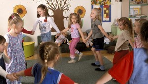 Teroristi zaútočili na škôlku! Dievčatku v rukách vybuchla bomba