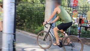 Cyklisti vedú spor s políciou. Fotia ich a tvrdia, že porušujú zákon