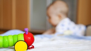 Prehltlo vaše dieťa gombíkovú baterku alebo viacero magnetických guličiek? Rádiológ: Okamžite do nemocnice!