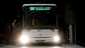 Cestujúci mrznú na zastávkach, spoje naďalej vynechávajú