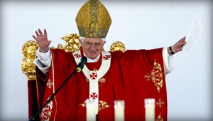 Oblečenie pápeža Benedikta XVI.? Stojí tisícky eur...