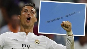 Nápis na oblohe vyzýval Ronalda k návratu do United!