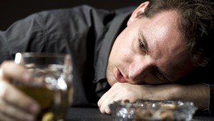 Zdrogovaný Igor si zavolal záchranku, po ošetrení sa do baru vrátil