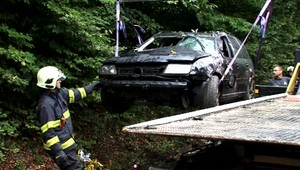 Dramatická záchranná akcia. Auto sa prevrátilo a privalilo spolujazdkyňu