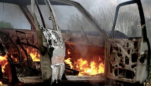 Na diaľnici zachvátil auto požiar. Vodič neváhal a začal ho hasiť, ale pivom