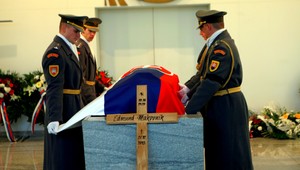 Vo štvrtok sa naveky rodina rozlúčila s vojakmi (†34,†39)