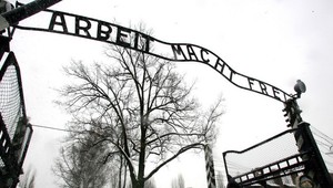 Provokácia! Mladíci hajlovali v Osvienčime, zadržali ich