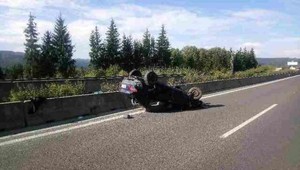 Dopravná nehoda zablokovala cestu. Polícia vyzýva vodičov, aby sa úseku vyhli