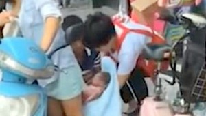 VIDEO: Žena priviedla dieťa na svet na ulici, okoloidúci ju upozornili, že rodí