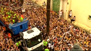 FOTO: Viac ako 20 tisíc ľudí sa zúčastnilo paradajkovej vojny