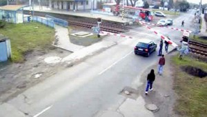 ZÁZNAM. Vodiča delilo od zrážky s vlakom len pár sekúnd