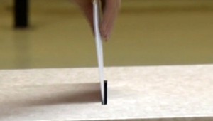 Incident v Medzanoch má dohru. Poslanec, ktorý vyvádzal, sa má vzdať mandátu