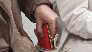 Dôchodcu okradli o takmer tritisíc eur. Žena mu mala priniesť peniaze za lieky