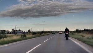 Motorkára nezastavili ani výstrely. Pred policajtmi unikal z viacerých dôvodov