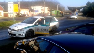 Policajný zásah pri Trenčíne, v lesoch hľadali nebezpečných lupičov