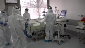 Na Slovensku je voľných iba 20 lôžok s pľúcnou ventiláciou, ochoreniu podľahla aj tehotná neočkovaná žena