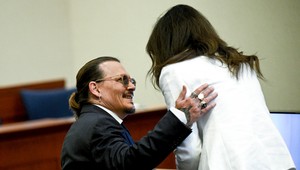 Johnny Depp má novú frajerku! Má o vyše 20 rokov menej, je vydatá a na súde mu nepomohla!